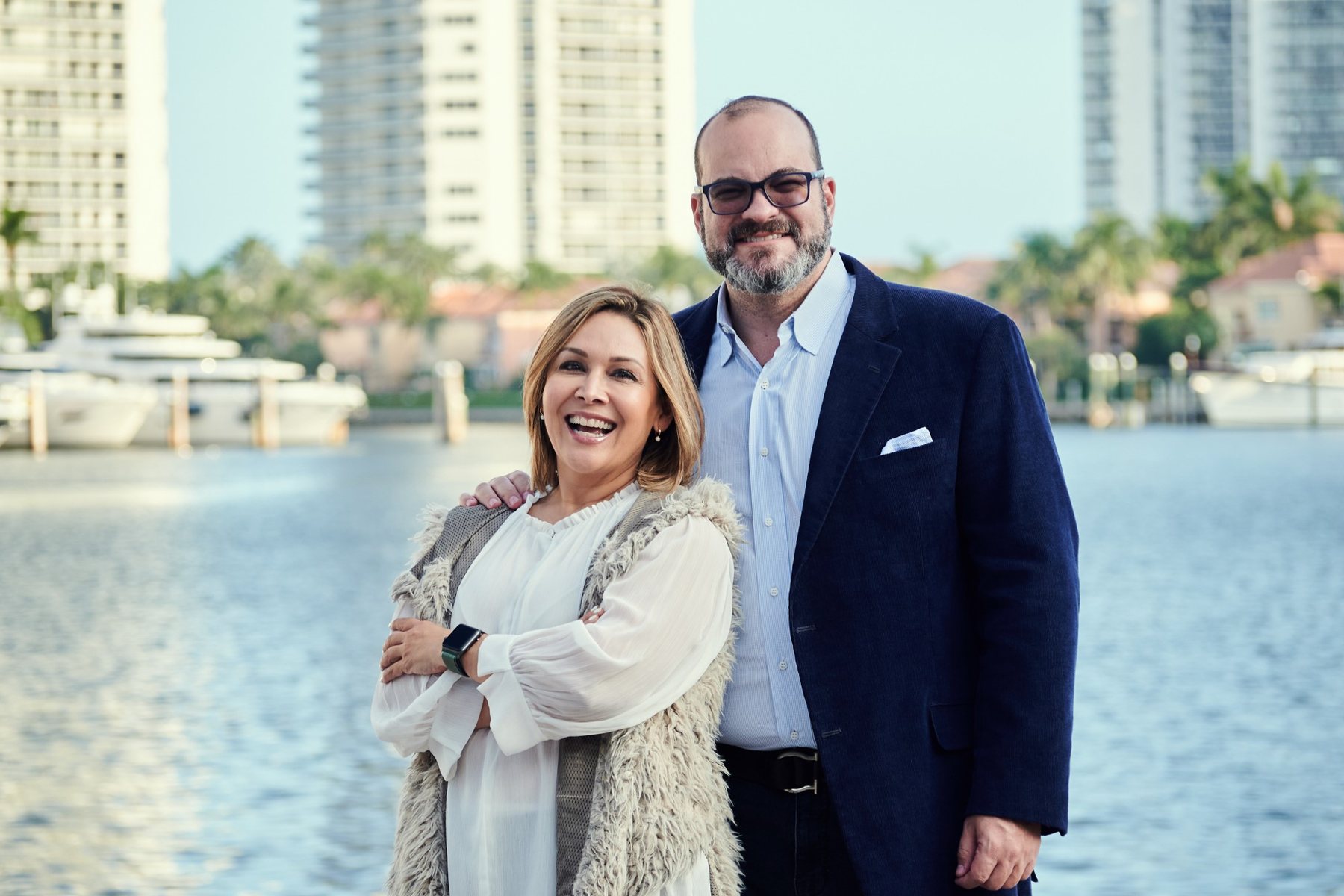 Servio Fernández y su esposa, el equipo que dirige Coaching Hub, en la bahía de Miami