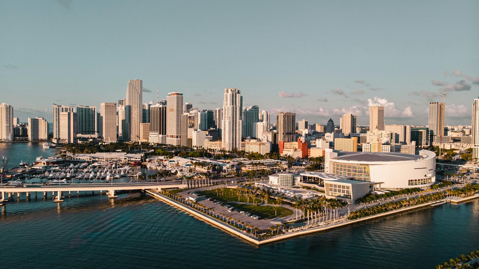 Downtown Miami y la bahía de Biscayne abriéndose hacia el horizonte