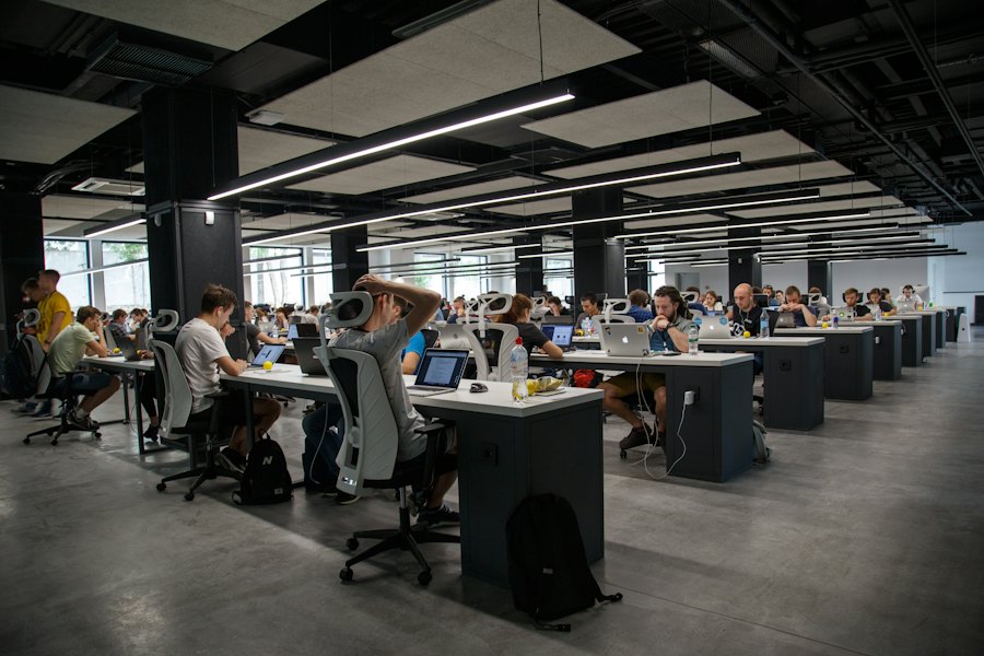 Oficina abierta con equipos trabajando