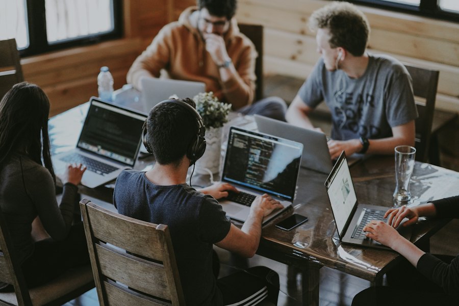 Personas trabajando juntas en una mesa, en conversación